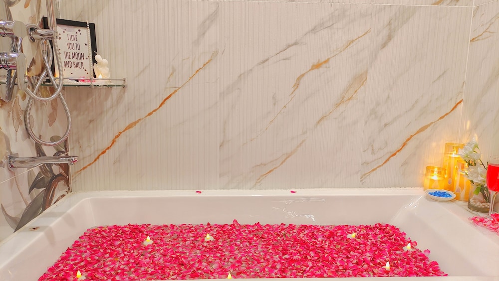 Luxurious Bathtub Room with Canopy Bed photo 3