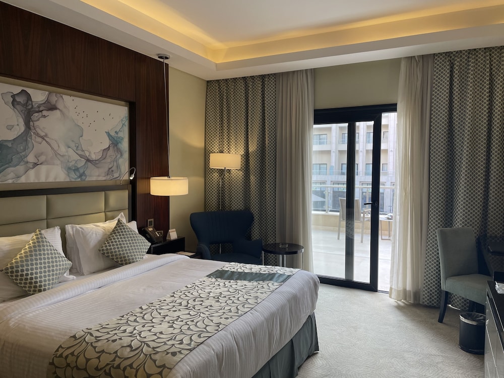 Deluxe Room, Pool View (King bed) - Photo 2