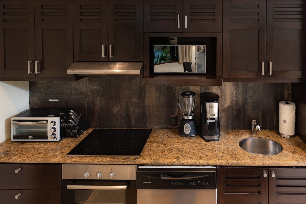 Deluxe Condo, 2 Bedrooms, Kitchen - Photo 14