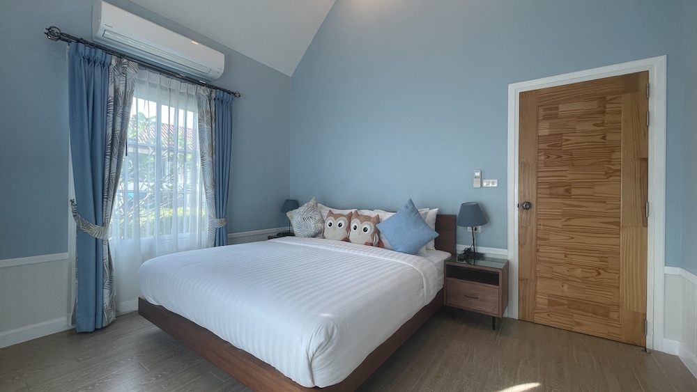 Family Room, 3 Bedrooms, Balcony - Photo 11