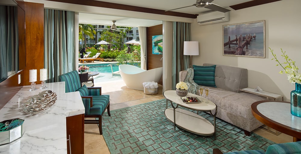 Luxury Suite, 1 Bedroom, Garden View (Crystal Lagoon Swim-Up Butler Suite)