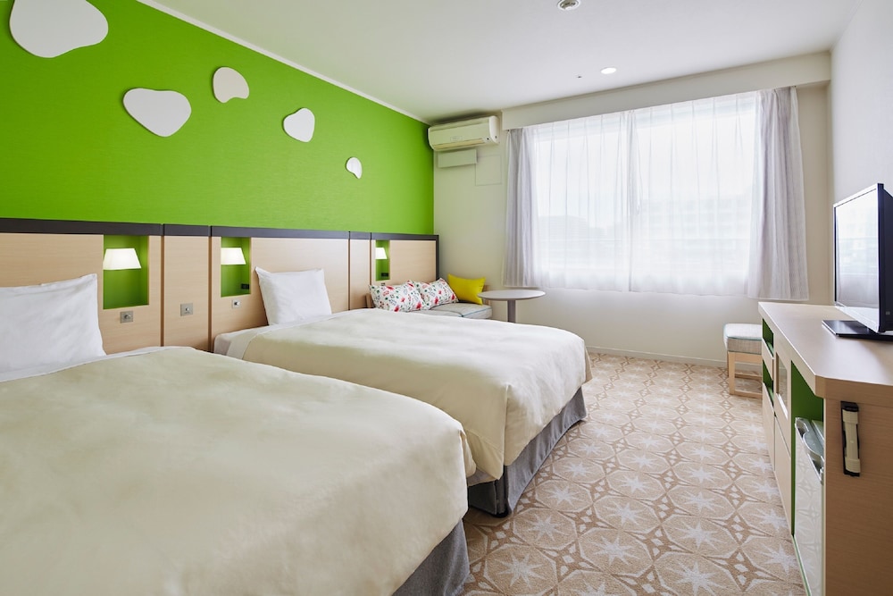 [5pm Check-In, 9 Am Check-Out] Deluxe Twin For 3 People *Courtyard Side*