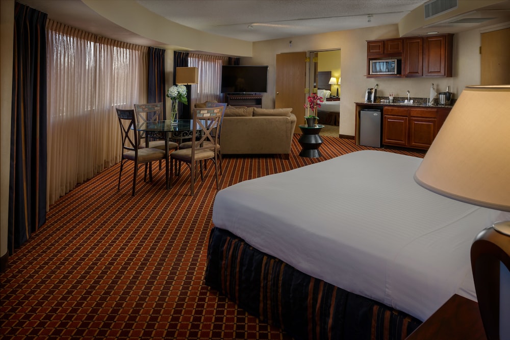 Suite, 1 Bedroom, Kitchen (Extra Floor Space) - Photo 1