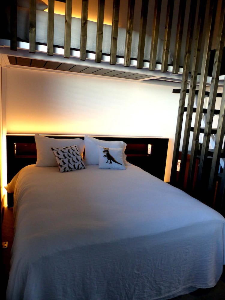 Room 2, Triple