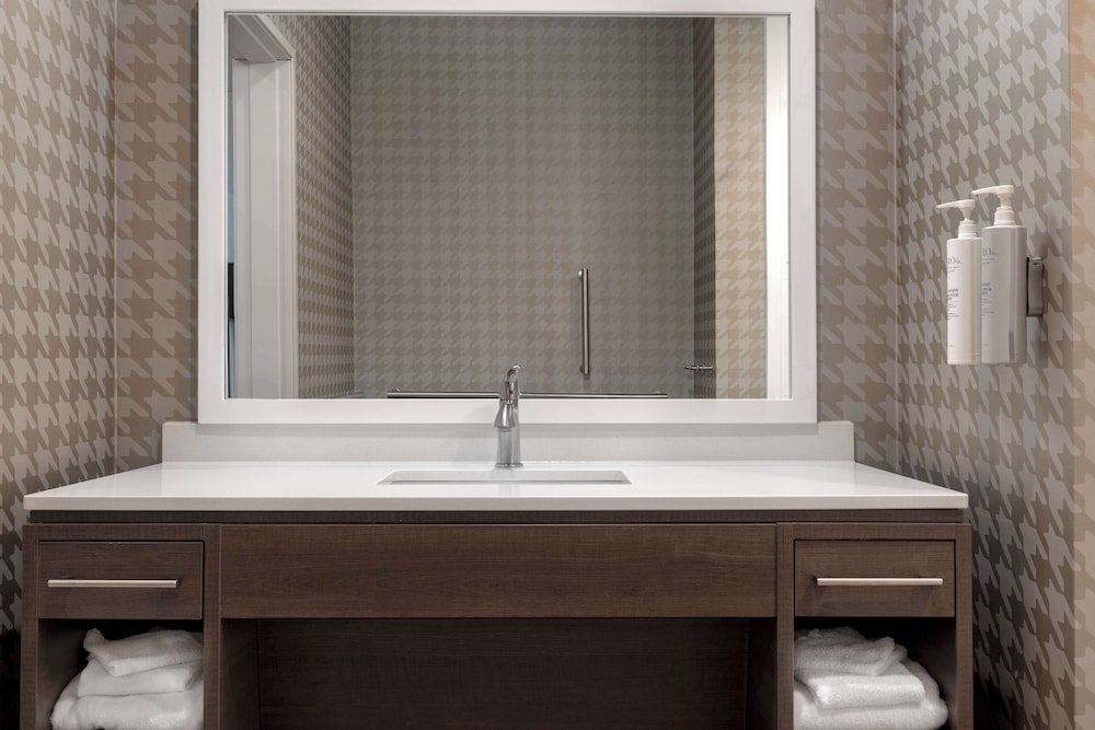 Suite, 1 Bedroom - Photo 7