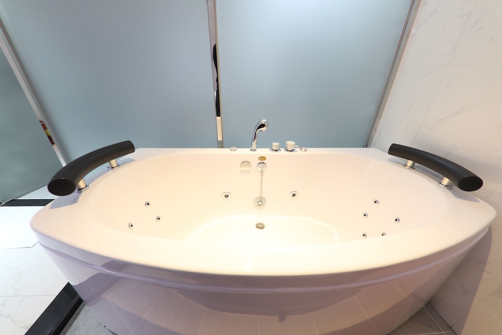 Deluxe Room, Jetted Tub - Photo 9