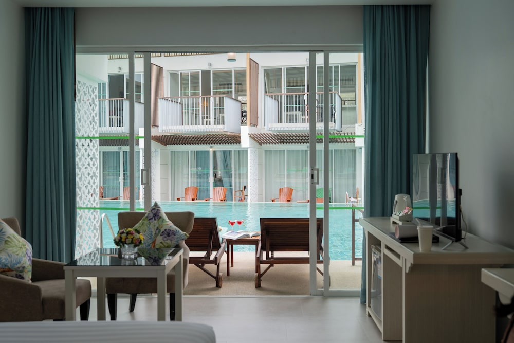 Deluxe Pool Access - Photo 2