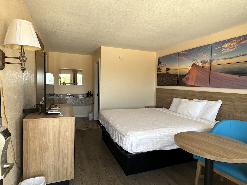 Room, 1 King Bed, Non Smoking photo 1