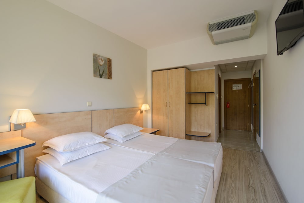 Economy Twin Room photo 2