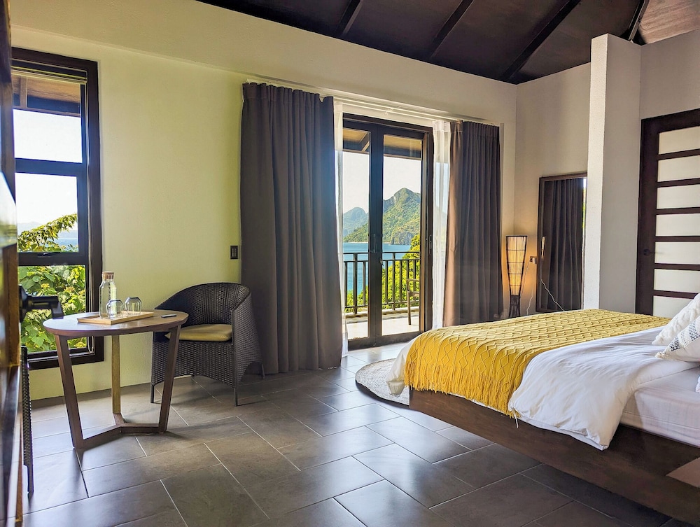 Panoramic Suite, 1 King Bed, Sea View photo 3