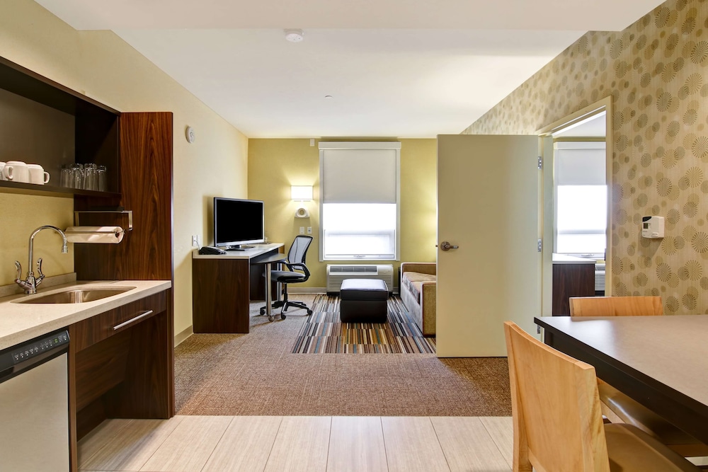 Suite, Accessible, Non Smoking (Roll-in Shower) thumbnail 5