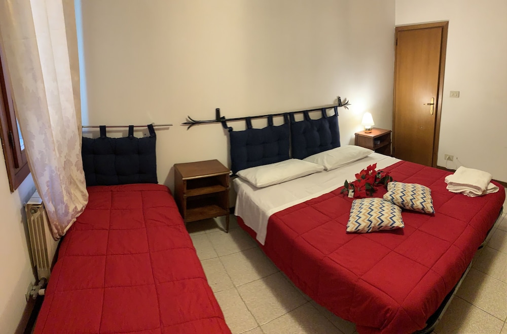 Deluxe Triple Room, Shared Bathroom, City View photo 2
