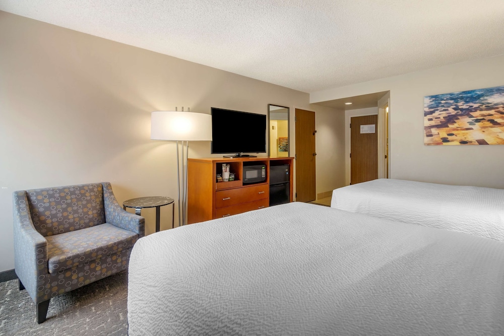 Standard Room, 2 Queen Beds, Non Smoking, Refrigerator & Microwave - Photo 2