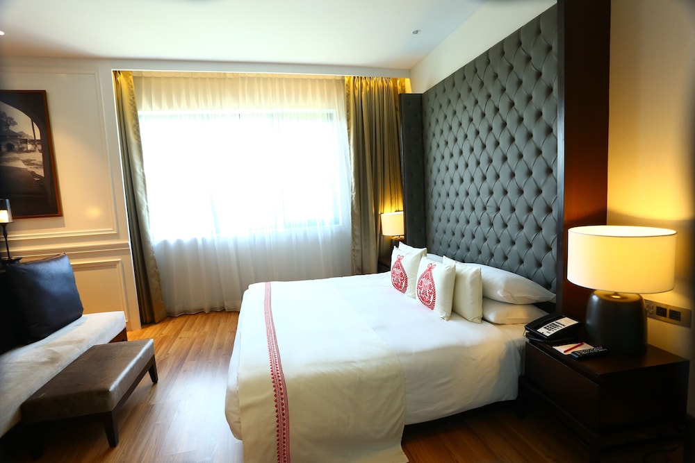 Suite, 1 King Bed, Hill View photo 3