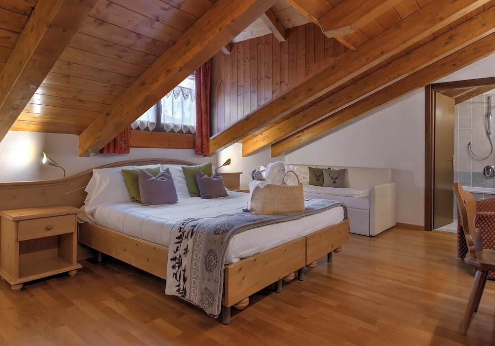 Romantic Quadruple Room