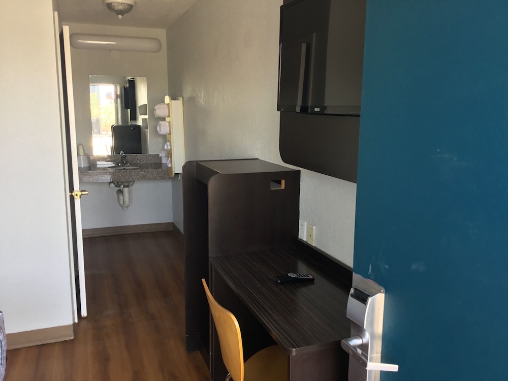 Standard Room, 1 Double Bed, Accessible, Non Smoking - Photo 2