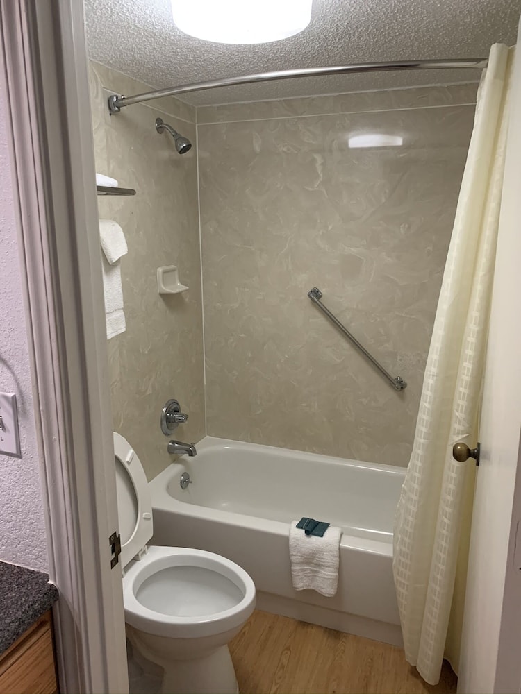 Basic Room, 2 Queen Beds, Non Smoking photo 2