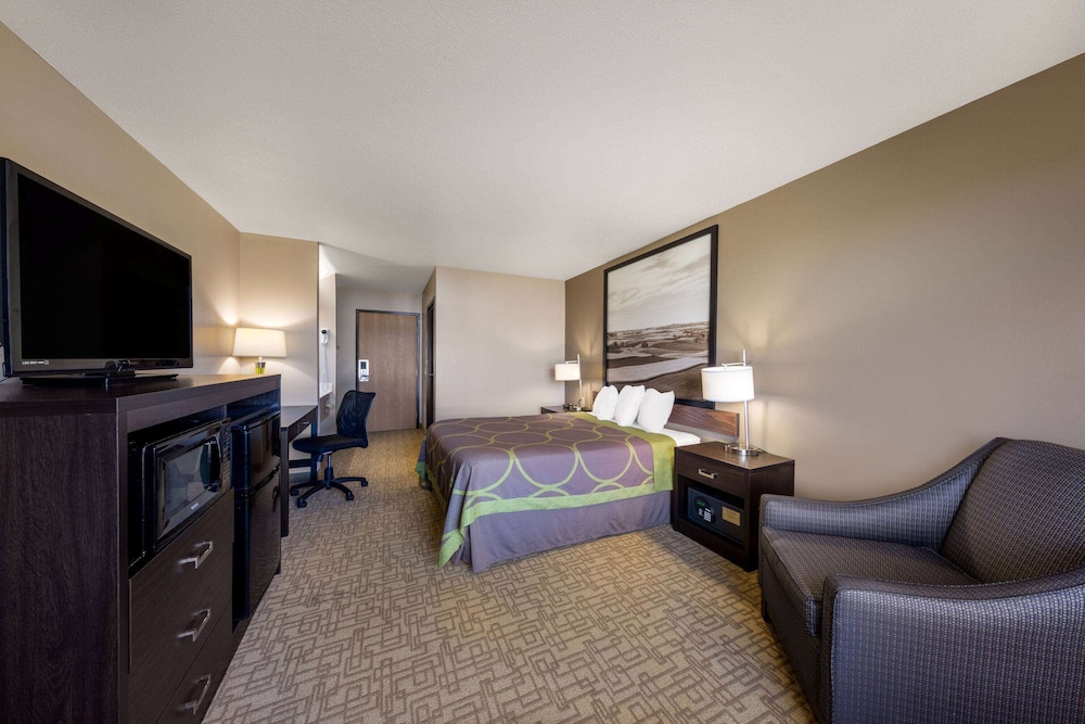 Room, 1 Queen Bed, Non Smoking (Dog-Friendly) - Photo 3