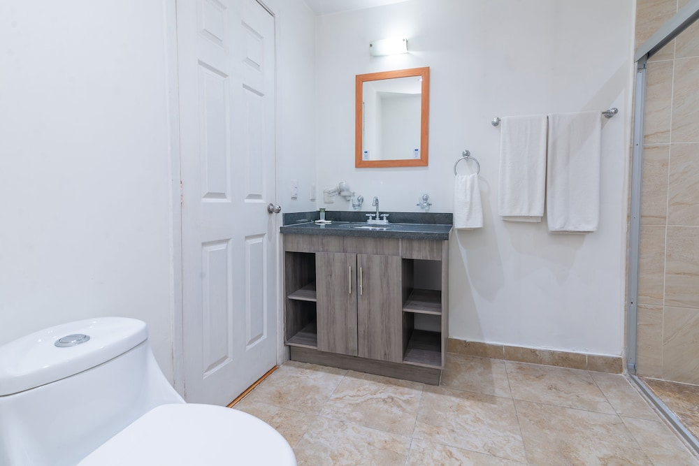 Suite, 3 Bedrooms - Photo 9