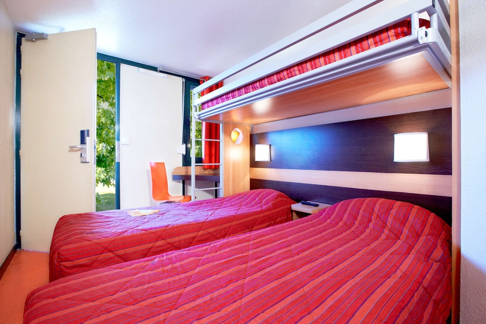 Standard Room, 3 Twin Beds - Photo 4