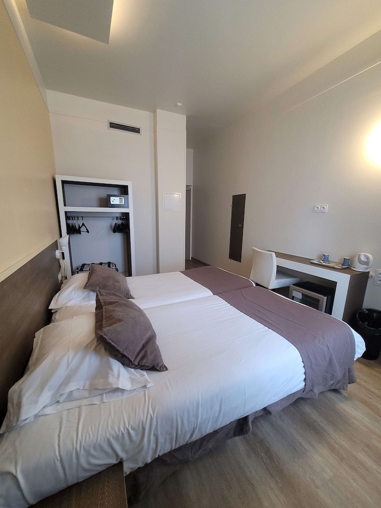Standard Room, 2 Twin Beds - Photo 38
