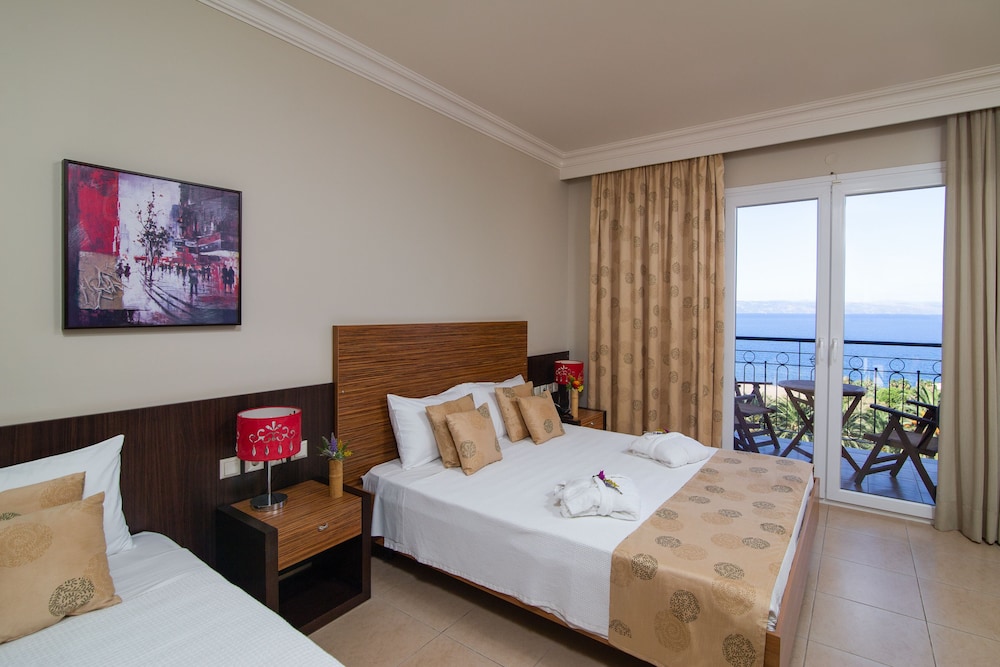 Family Room, Sea View, Poolside photo 2
