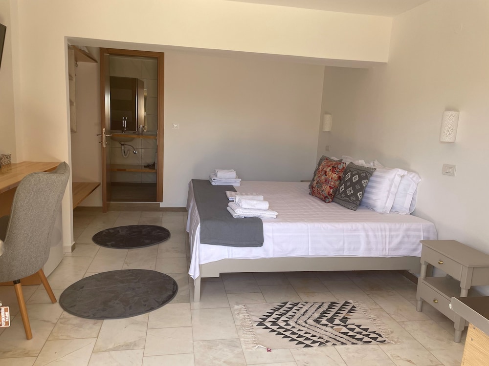 Deluxe Room, 1 King Bed, Patio, Courtyard Area photo 1