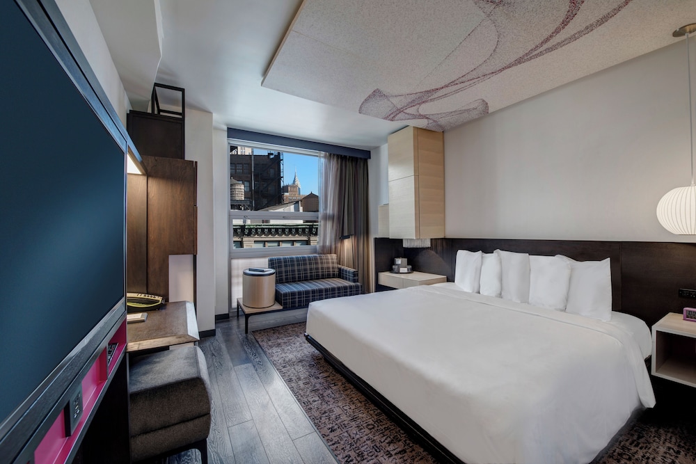 Deluxe Room, 1 King Bed thumbnail 5