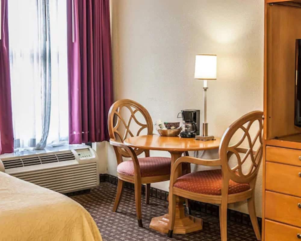 Suite, 1 King Bed, Non Smoking - Photo 5
