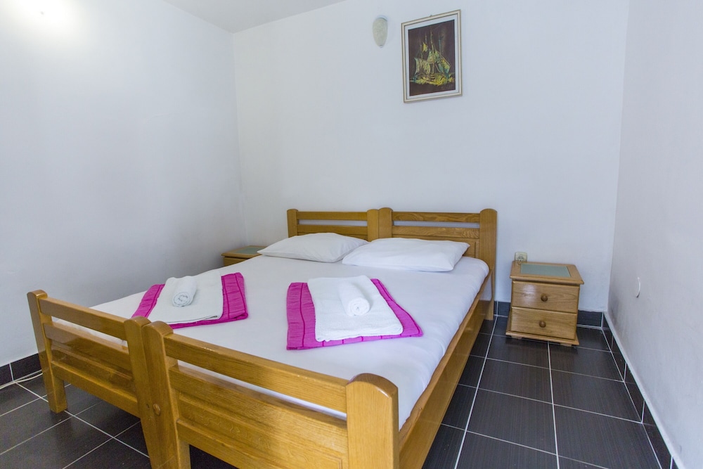 One bedroom apartment (2 adults) with terrace and sea view A2