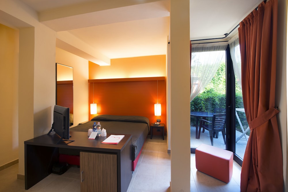 Classic Triple Room, Garden View photo 3