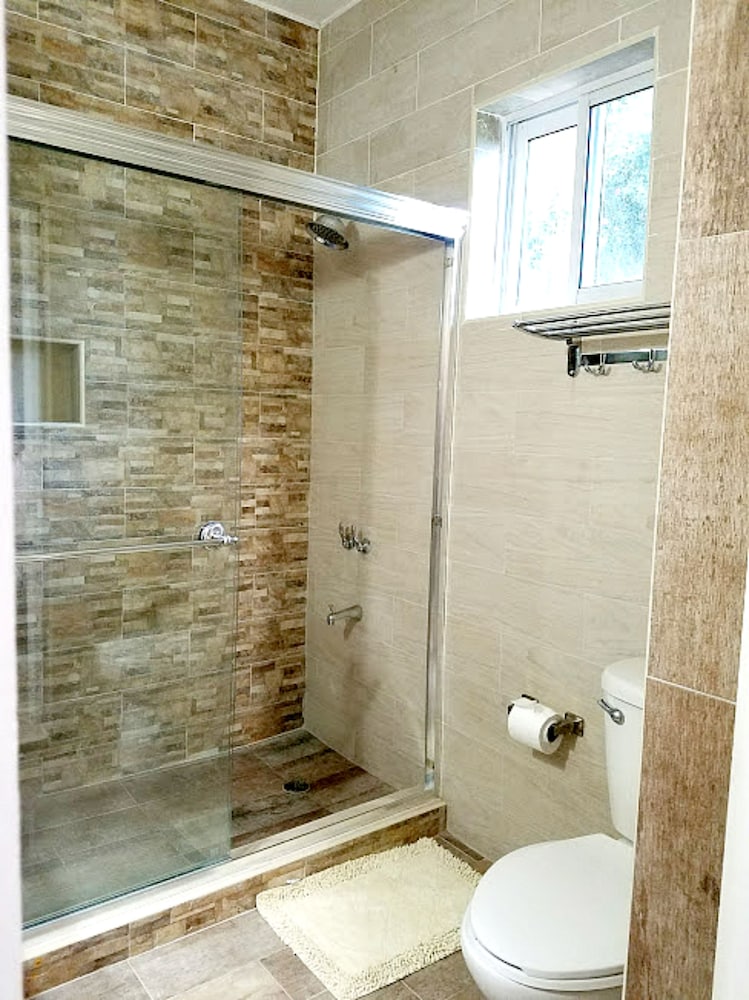Traditional Room, 1 Queen Bed, Private Bathroom photo 2