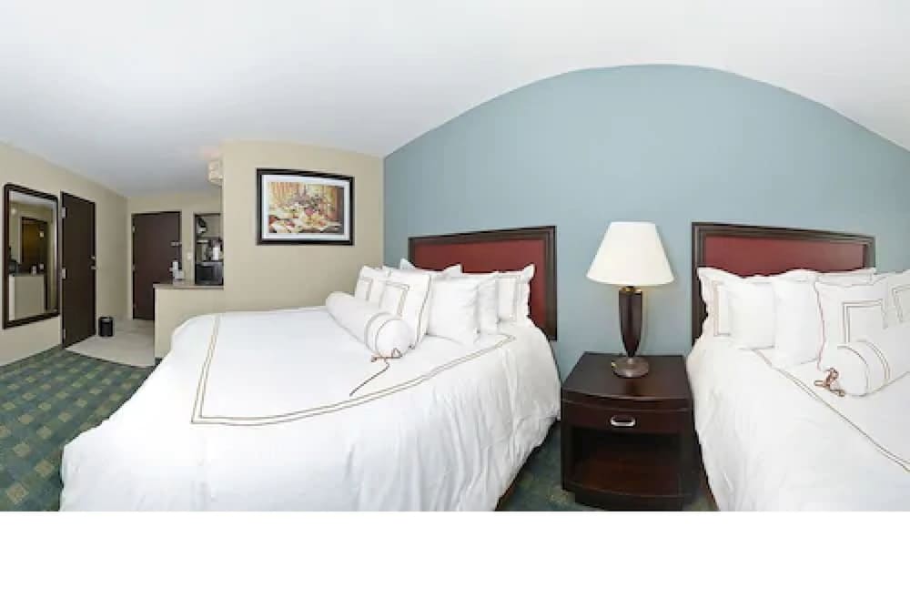 Deluxe Room, 2 Queen Beds photo 2