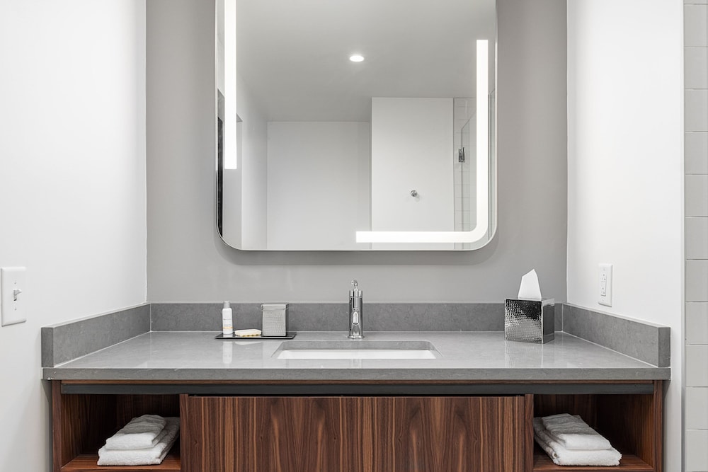 Room, 2 Queen Beds, City View - Photo 7