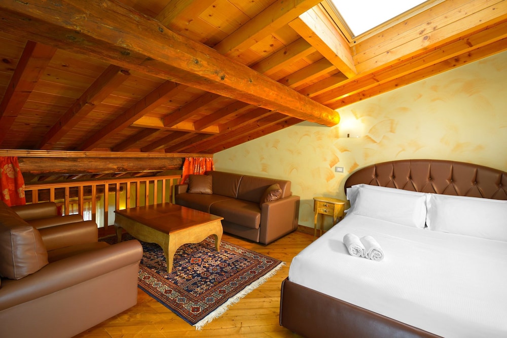 Quadruple Room with Balcony and Arena View photo 2