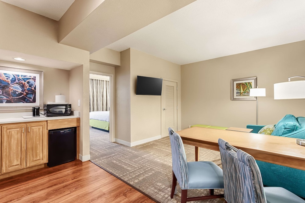 Suite, 1 King Bed, Accessible, Bathtub (Mobility & Hearing) - Photo 2