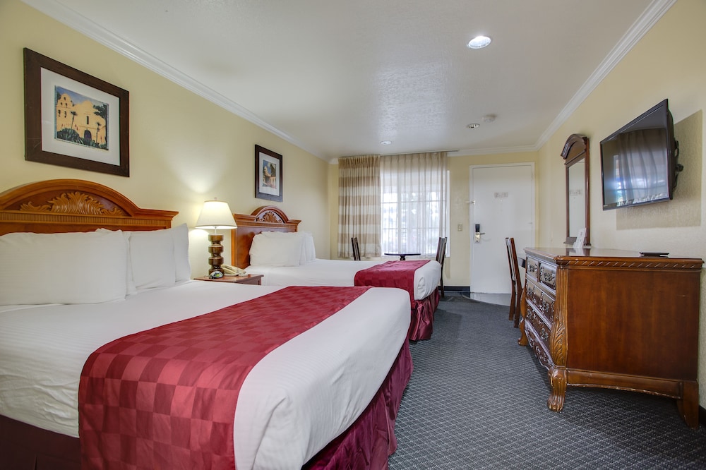 Standard Room, 2 Queen Beds photo 2