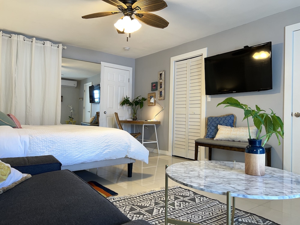 Beach Studio with patio, 1 King Bed, non smoking  (no pool access) photo 1
