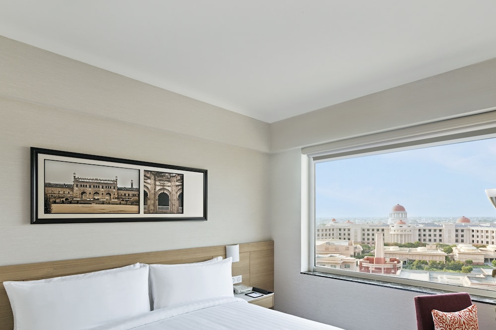 Suite, 1 Queen Bed, City View photo 3