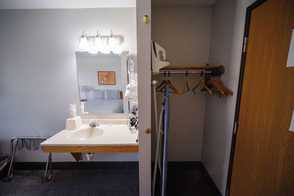 Westwood Inn & Suites Kimball I 90, Photo 6