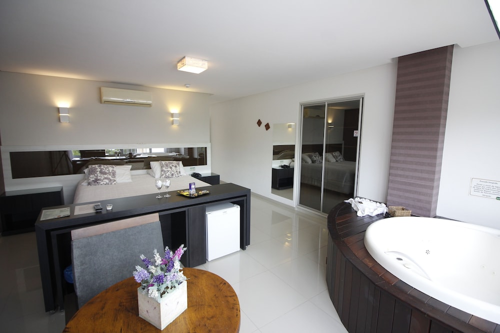 Luxury Suite, 1 King Bed, Hot Tub photo 3