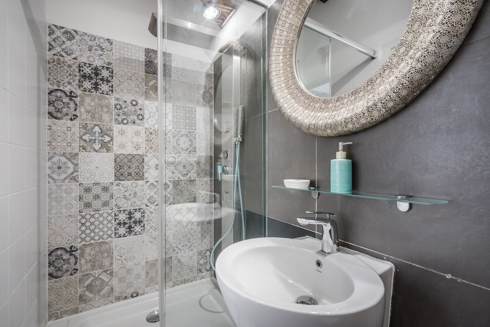 Standard Double or Twin Room - Photo 7