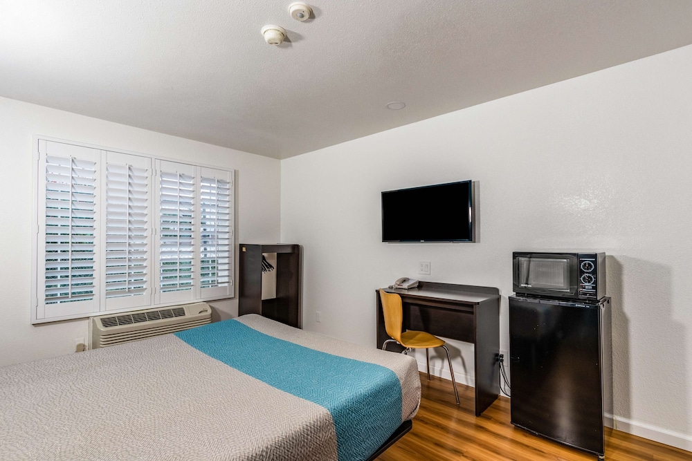 Deluxe Room, 1 Queen Bed, Non Smoking, Refrigerator & Microwave - Photo 2