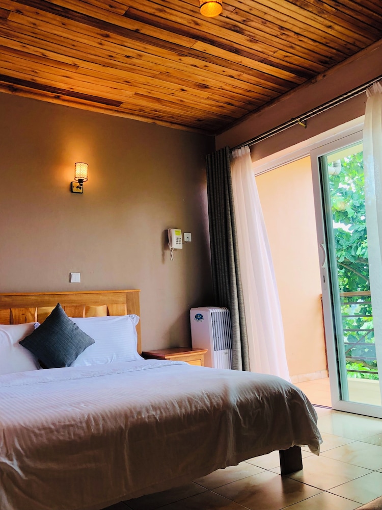Deluxe Double Room, Partial Lake View, Executive Level