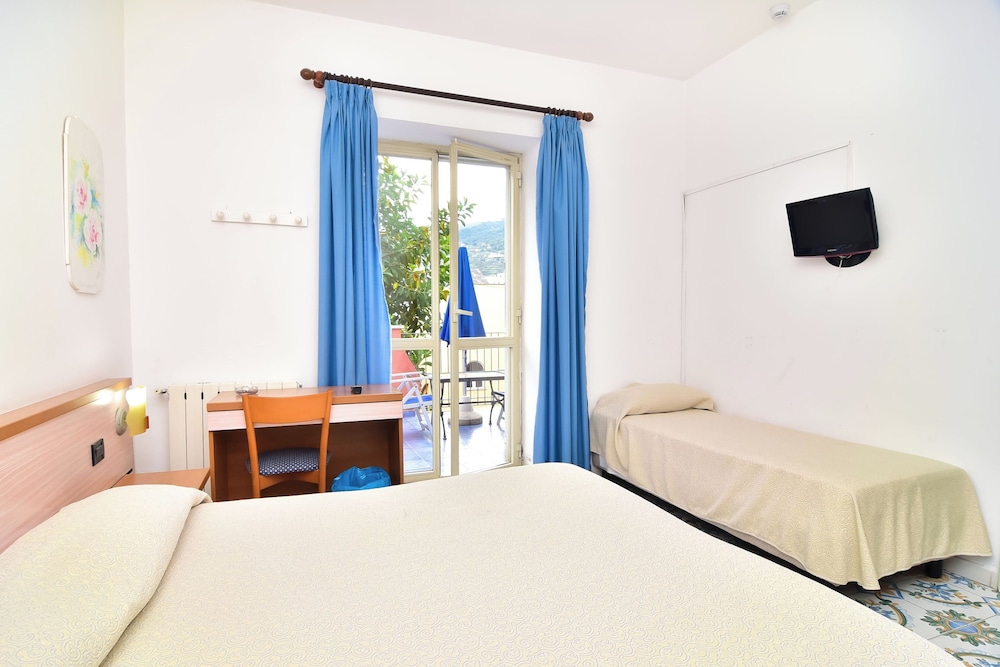 Standard Triple Room photo 2
