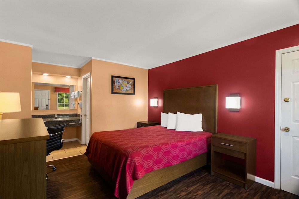 Standard Room, 1 Queen Bed, Non Smoking photo 2