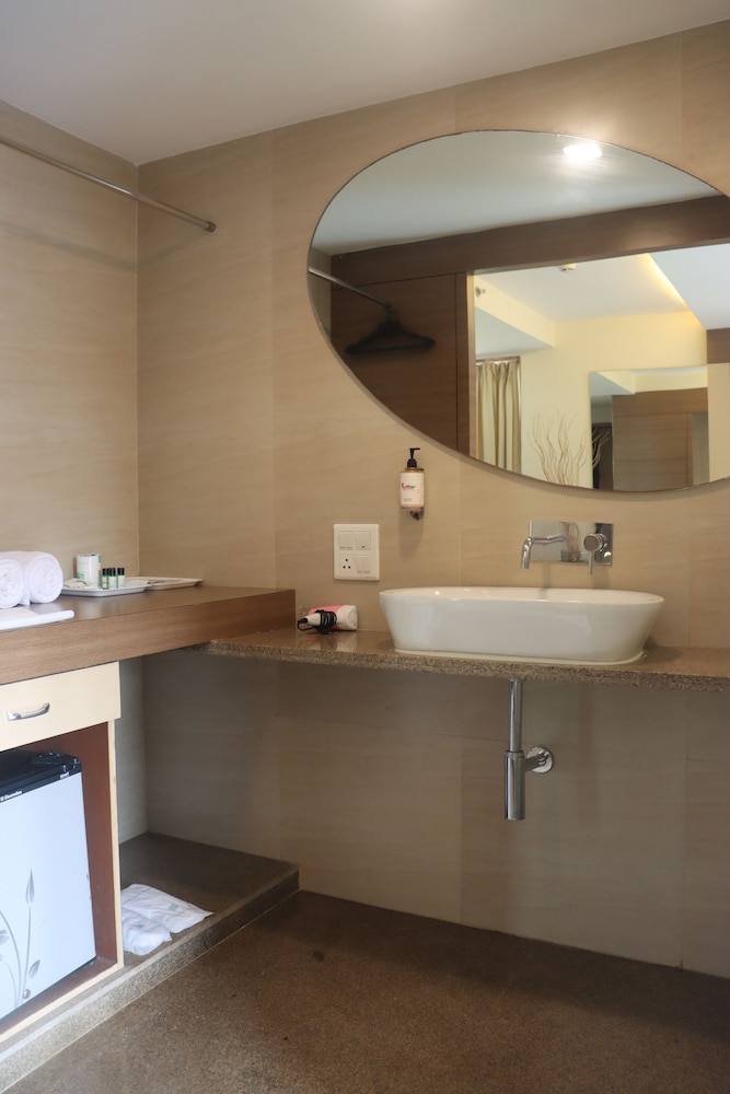 Junior Pool View Suite photo 3