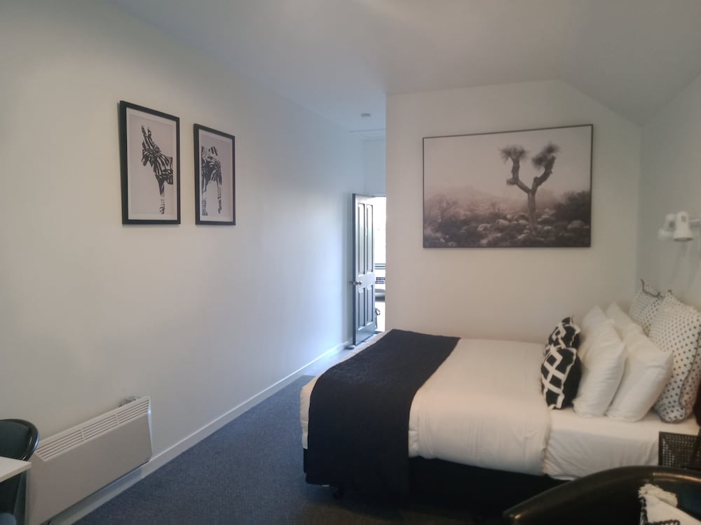 Deluxe Studio, 1 King Bed photo 2
