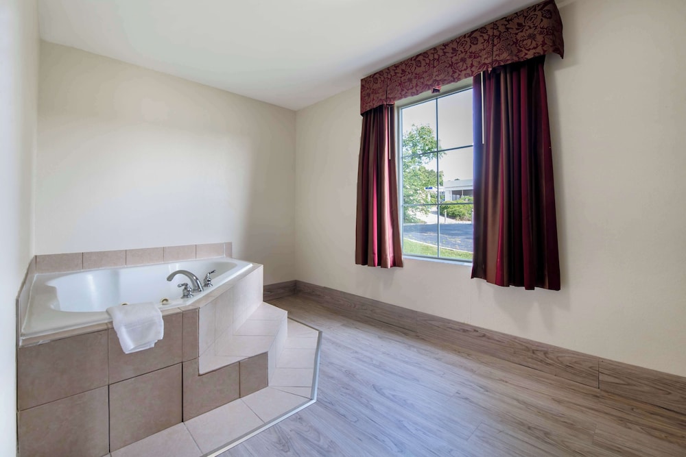 Deluxe Room, 1 King Bed, Non Smoking, Refrigerator & Microwave photo 1