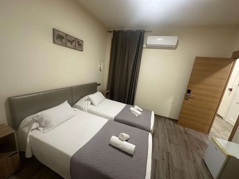 Standard Double Room, Private Bathroom (Interior) photo 3